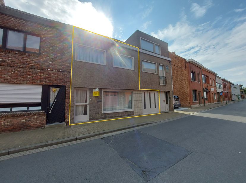 Ruime woning met 3 slaapkamers, tuin en garage. Inkom, ruime living, keuken (met dampkap en gaskookfornuis en koelkast) met aansluitend ruime eetkamer