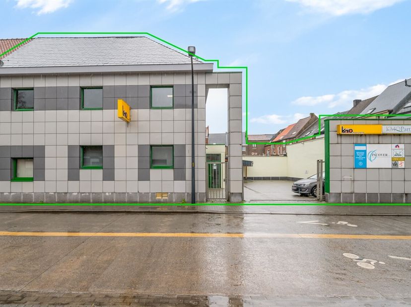 Gelegen aan de rand van het centrum van de stad Aalst vindt u dit ruim kantoorgebouw dat nu dienst doet als business center. <br />
Dit gebouw werd on