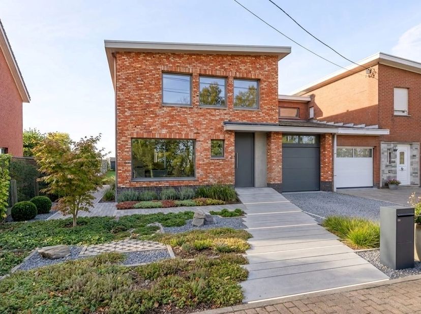 Ontdek het potentieel van deze ruime casco woning OP TOPLOCATIE met een bewoonbare oppervlakte van meer dan 185 m² op een perceel grond van 612 m², id