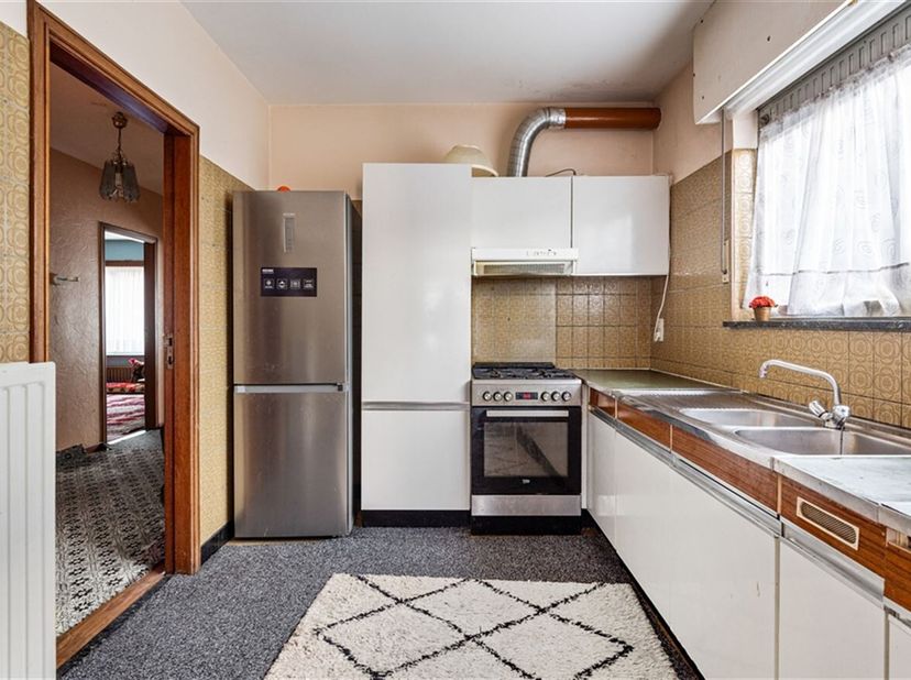Omschrijving:<br />
Dit gelijkvloers appartement biedt 135 m2 bewoonbare oppervlakte, perfect voor gezinnen of koppels die op zoek zijn naar extra rui
