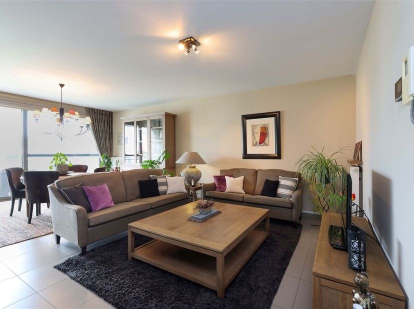 Uniek appartement met 3 slaapkamers en zonnig terras inclusief ondergrondse autostaanplaats<br />
<br />
Omgeving:<br />
+ Centraal en rustig geleg