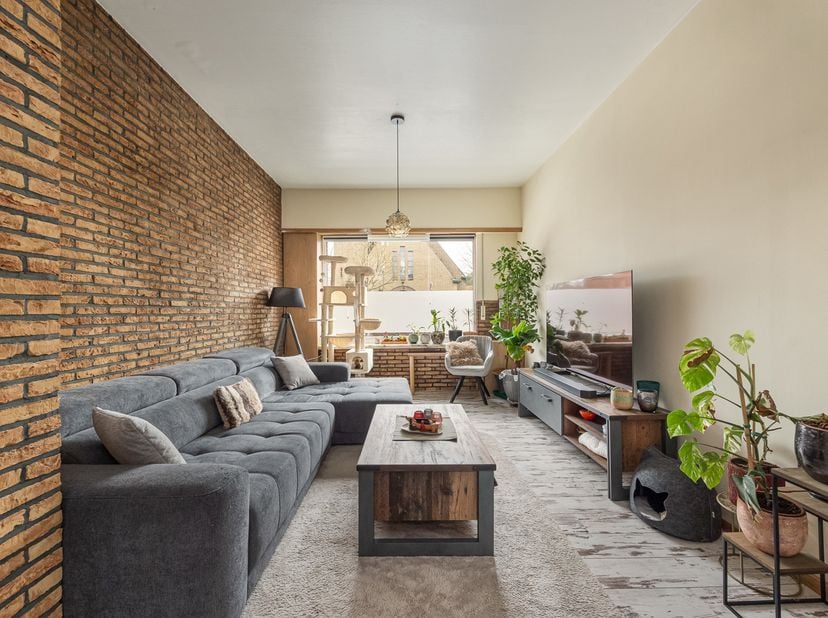 Deze woning bevindt zich in het centrum, vlakbij alle winkels, scholen en openbaar vervoer. Dankzij de centrale ligging geniet u van een uitstekende b
