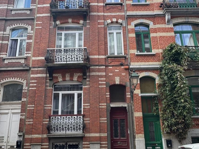 Saint-Gilles, dans un quartier fort demandé, Mejama Real Estate vous propose cette maison reprise à l'urbanisme en tant que "maison unifamiliale" mais