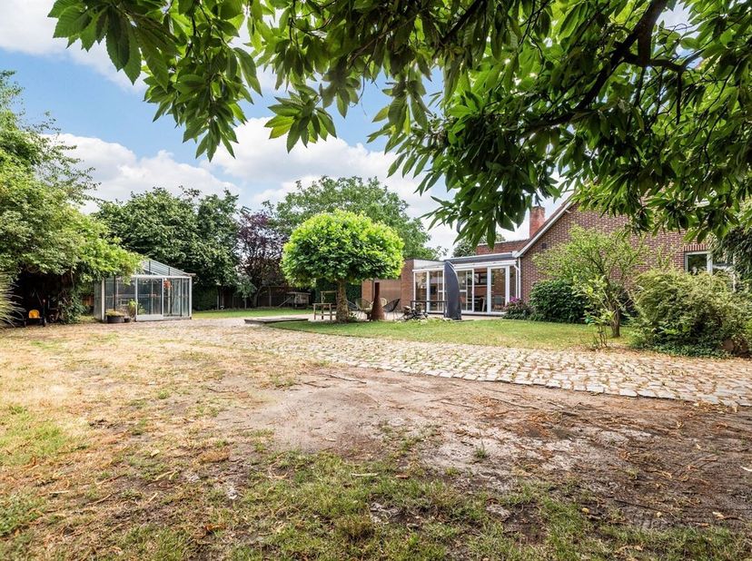 Gelegen aan de Beringersteenweg 62 in Zonhoven geniet deze verzorgde halfopen bebouwing van een uitstekende bereikbaarheid. Het centrum van Zonhoven,