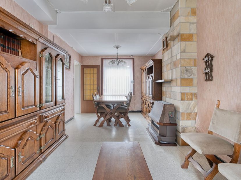 In de Hobelaan, een zéér rustige wijk vlakbij het centrum van Veurne, bevindt zich deze ruime renovatiewoning met tal van mogelijkheden. De woning bes