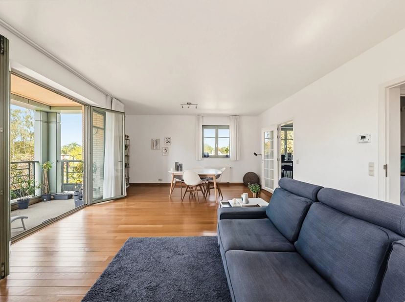 Victoire-Junot nodigt u uit om dit ruime appartement van 131 m² te ontdekken, gelegen in de gewilde Joli-Bois wijk van Woluwe-Saint-Pierre. Dit lichte