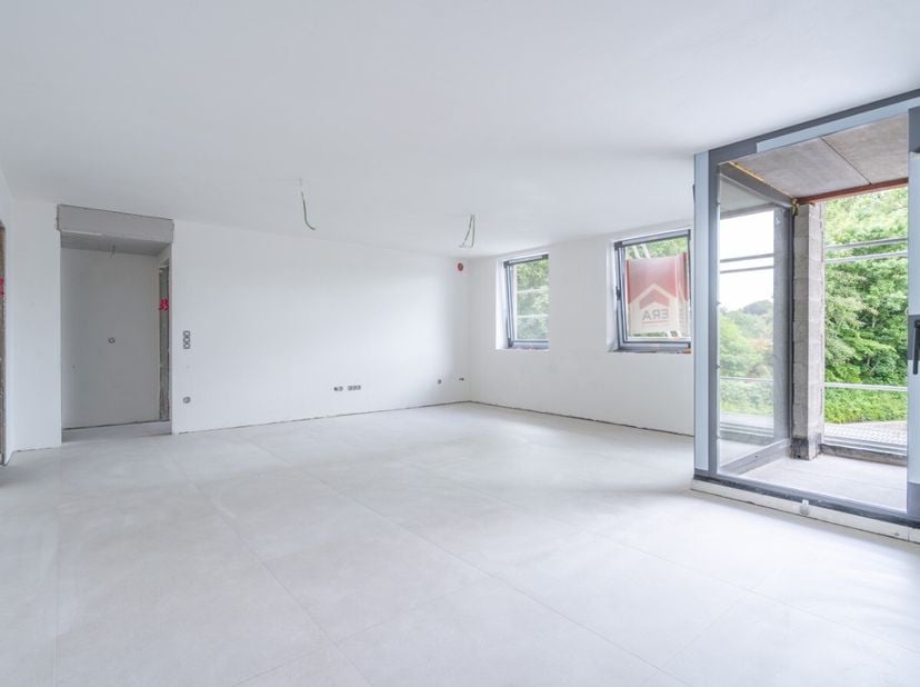 ERA B-LUX biedt u dit prachtige appartement met 1 slaapkamer aan, gelegen in een nieuwbouwresidentie op een ideale locatie in het hart van Bastenaken.