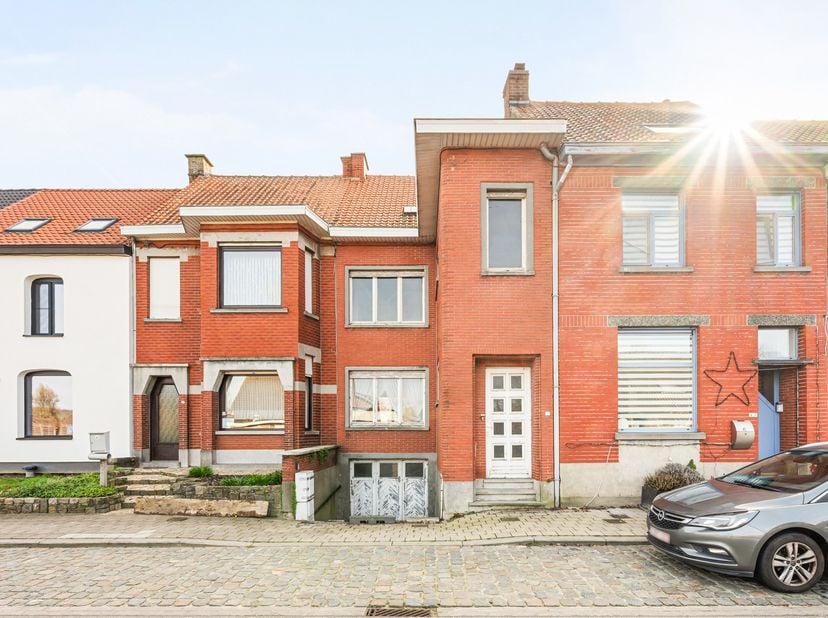 Deze woning, gelegen in het hart van Geluwe, biedt een uitstekende opportuniteit voor wie op zoek is naar een renovatieproject met tal van mogelijkhed