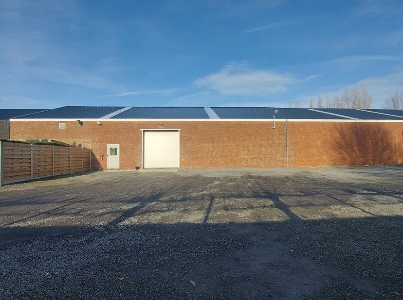 Ruime loods van 450m² te Bovekerke. De loods is voorzien van een grote buitenruimte (640 m²).<br />
<br />
In de loods mag gewerkt worden met machines