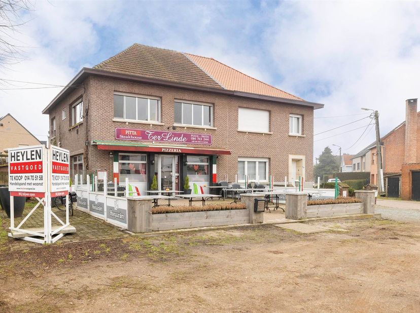 Handelspand met woonst op TOPlocatie in centrum Lille<br />
<br />
Ligging: Gelegen op een zeer gunstige locatie met goede visibiliteit in het midde