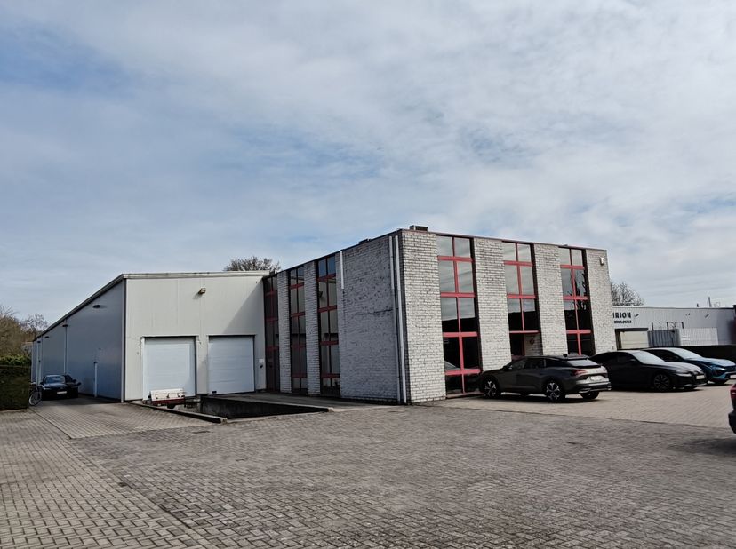 Polyvalent bedrijfsgebouw met kantoren en magazijn op uitstekende locatie<br />
<br />
Strategisch gelegen in de ruime omgeving van de E313 bevindt zi