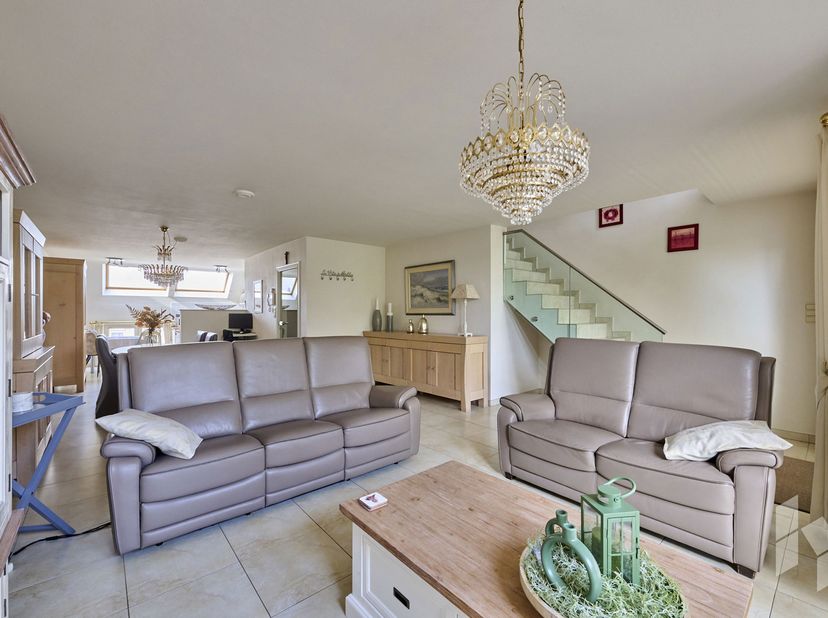 Zeer ruim duplex appartement (141 m²) met een lichtrijke woonkamer, 2 slaapkamers waarvan 1 met mezzanine en een ondergrondse parking in het centrum v