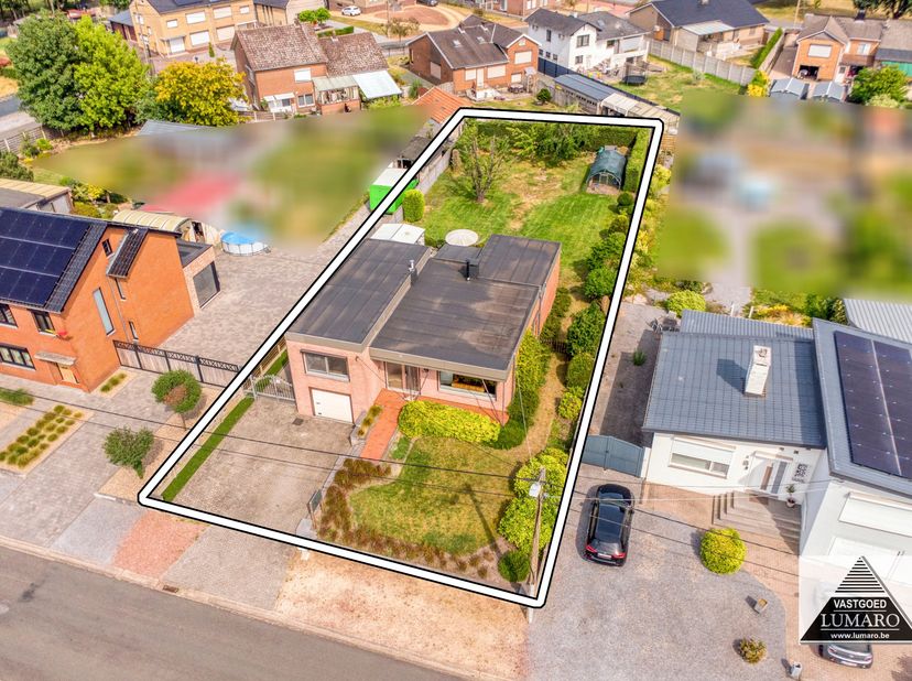 Vrijstaande split-level woning (met halve verdiepingen) met oostelijk georiënteerde tuin, gelegen in een residentiële woonomgeving. De Kievitstraat in
