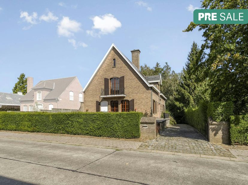 Cette maison à rafraîchir est située sur un beau terrain de 1 008 m² à vendre à Waregem. Cette maison individuelle dispose de 4 chambres et d'une bell