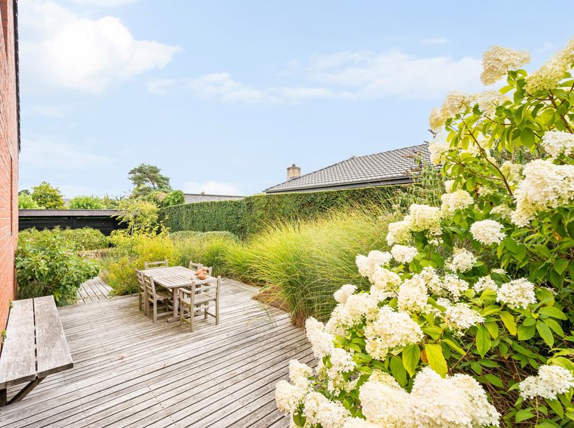 Deze vrijstaande woning bevindt zich op een toplocatie in het groene Kasterlee, in een rustige woonomgeving op een oostgericht perceel van ca. 614 m².