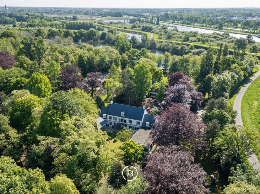Dissimulé derrière une impressionnante allée d accès, le Hof van Lachenen se révèle comme une villa exclusive située sur un domaine d environ 2,6 hect