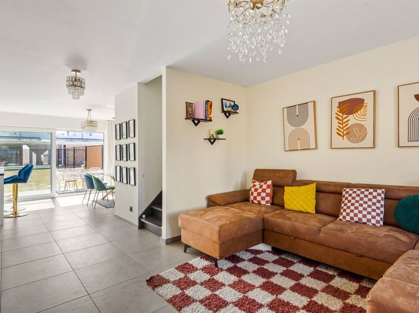 Op zoek naar een energiezuinige en instapklare woning met alle comfort? Deze prachtige halfopen bebouwing aan Klein Muizenveld 1 in Muizen combineert
