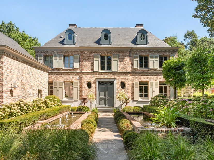 Gelegen in een van de meest residentiële lanen van Waasmunster bevindt zich deze statige, tijdloze villa, gebouwd in 2001 en doorheen de jaren met de