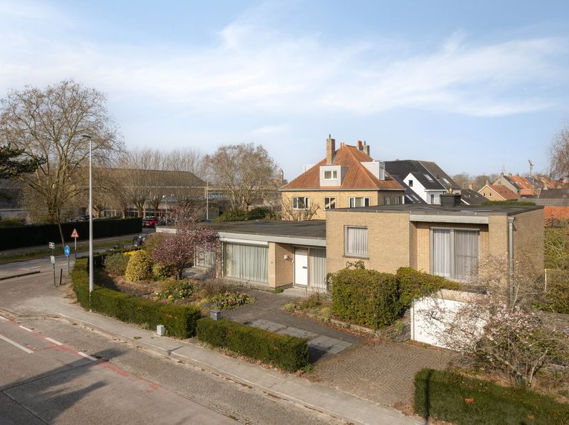 Op een ruim hoekperceel van 736 m² bevindt zich deze alleenstaande bungalow met zuidwestgerichte tuin, een ideale opportuniteit voor wie op zoek is na