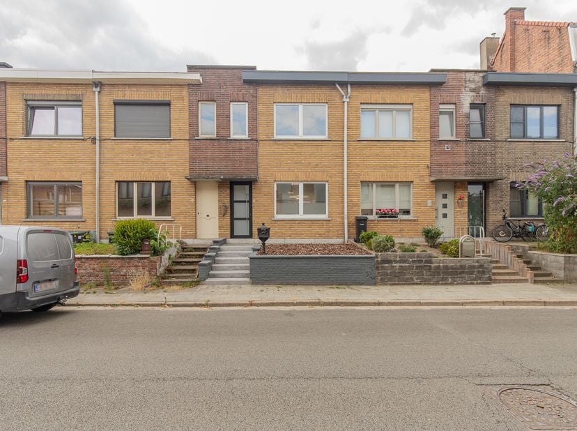 PLAN JOUW BEZOEK: calendly.com/julimmo/hombeeksesteenweg<br />
Vandaag nemen we jullie mee naar deze instapklare woning in Mechelen op wandelafstand v