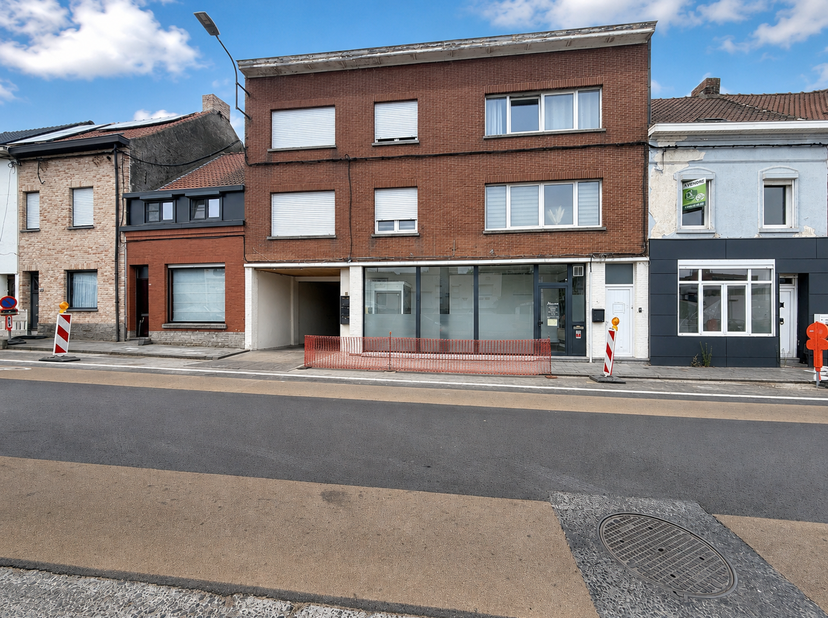 Local commercial de 20m²<br />
WC séparés avec lave-mains.<br />
Provision pour le précompte immobilier à prévoir.<br />
Caractéristiques:<br />
Chauf