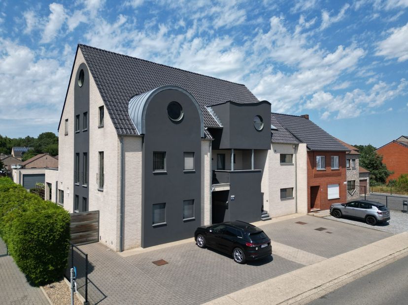 Deze uitzonderlijk ruime duplex is gelegen aan de&amp;nbsp;Oude Baan in Maasmechelen, een centrale locatie met een vlotte verbinding naar de omliggende ge