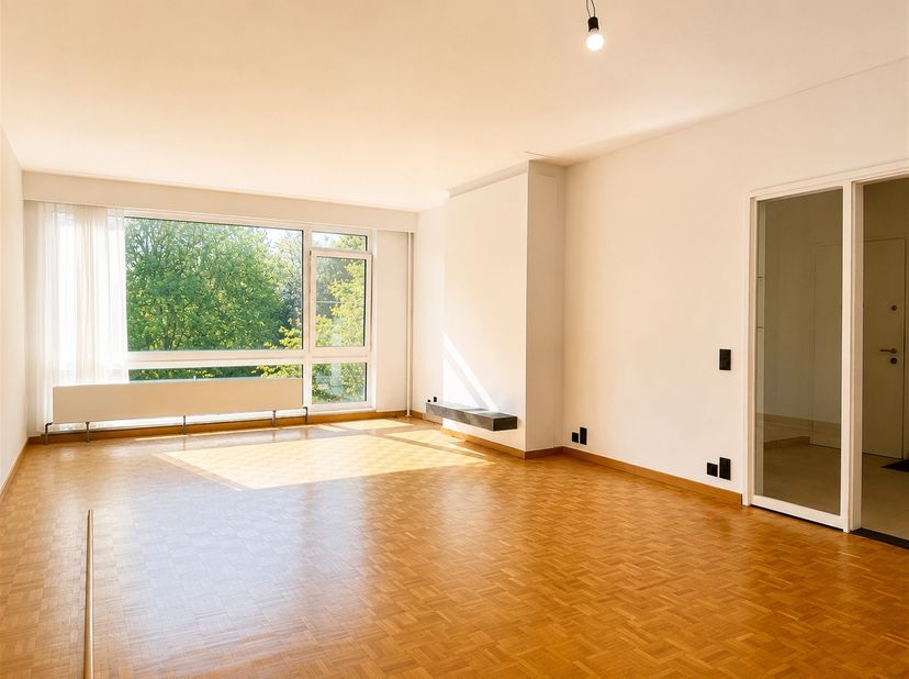 Ruim appartement met 3 slaapkamers en mogelijkheid tot parking nabij Middelheimpark! <br />
<br />
Je bereikt het appartement op de 1e verdieping vi