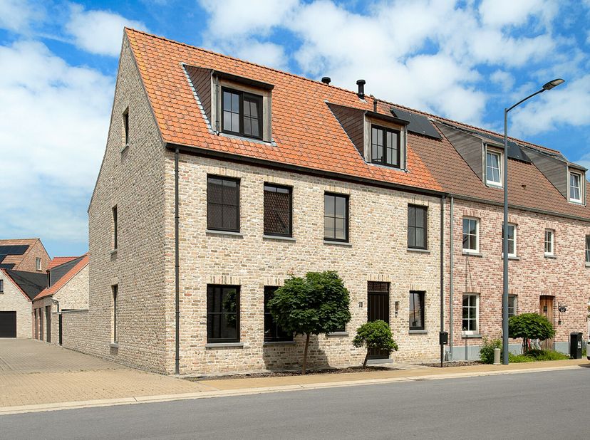 In de rustige en kindvriendelijke woonwijk Heulebrug bevindt zich deze statige hoekwoning met een prachtige gevelbreedte en een uitzonderlijk ruim woo