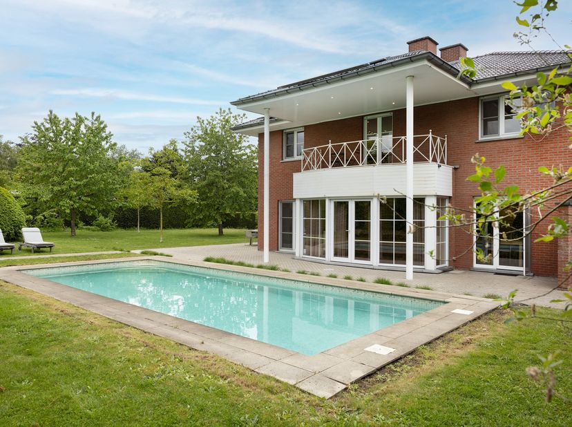 Op ’t Hoge in Kortrijk stellen we graag deze ruime villa voor met 6 slaapkamers, zwembad en verrassend veel mogelijkheden. Niet alleen de woning is bi