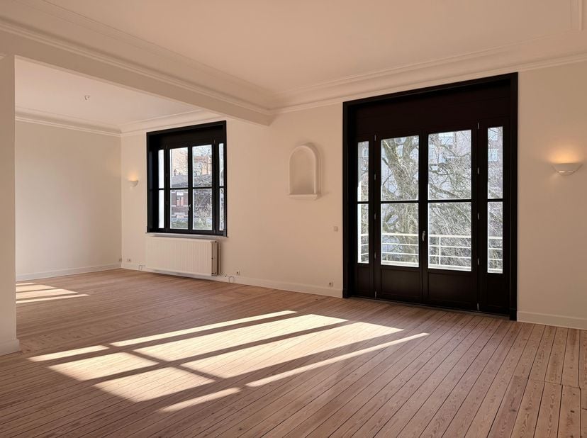 À LOUER  Superbe appartement 3 chambres à Saint-Gilles<br />
Idéalement situé dans un quartier dynamique et recherché de Saint-Gilles, à proximité des