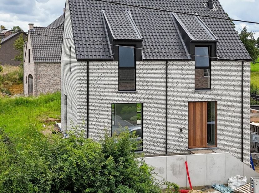 Welkom in Spouwen, een deelgemeente van Bilzen. Deze nieuwbouwwoning bevindt zich in een groene en landelijke omgeving. De rustige sfeer en toch vlott