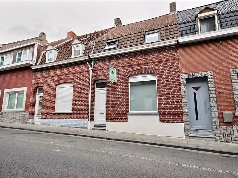 Jolie maison mitoyenne avec quatre chambre et jardin sud-est