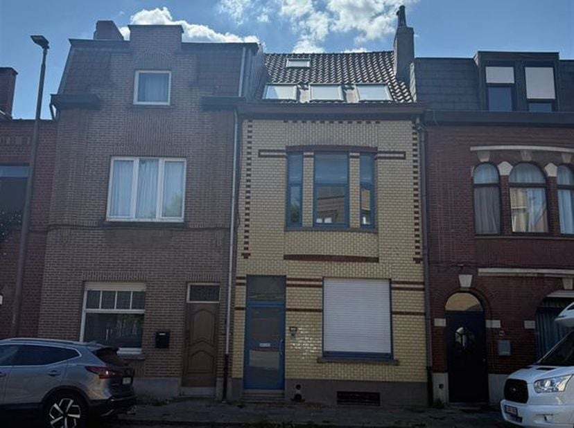 Deze karaktervolle woning is gelegen in de woonwijk van Sint-Amandsberg, een aangename en veelzijdige deelgemeente van Gent. De locatie combineert het