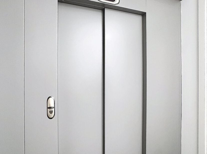 Dit instapklaar appartement is gelegen op de 1ste verdieping en bestaat uit: lift - inkomhal - toilet - living met terras - keuken - berging/wasplaats