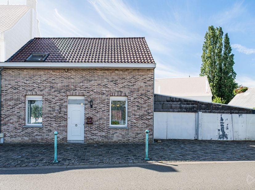 <br />
Située à Hellebecq, cette maison offre de beaux volumes et de nombreuses possibilités d’aménagement.<br />
Au rez-de-chaussée, vous découvrirez