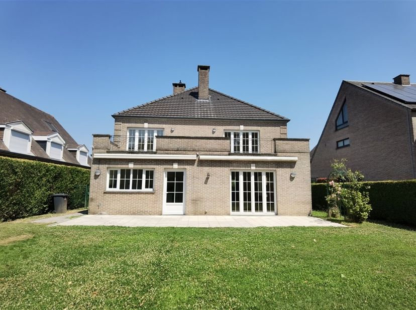 A proximité d’Ecoles internationales et un accès aisé au ring, métro, charmante villa 4 façades de 350m² avec un agréable jardin dans un quartier rési