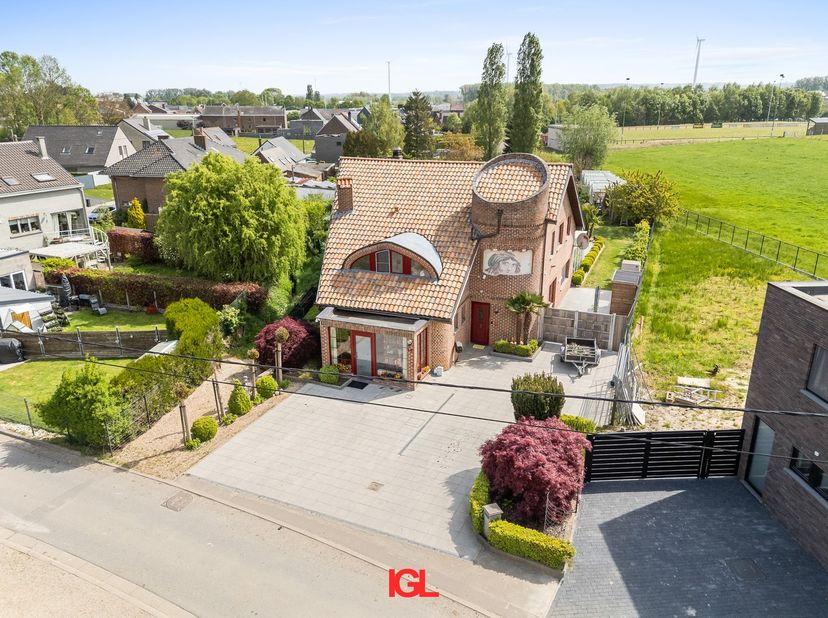 IGL vous présente cette villa d’exception nichée dans un véritable écrin de verdure.<br />
Construite en 2002 et située dans la paisible Halleweg, sur