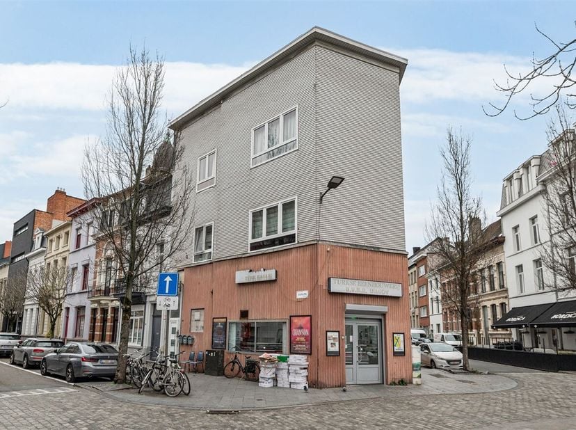 Ligging: De opbrengsteigendom op Cuylitsstraat 2 is zeer gunstig gelegen in de omgeving van Antwerpen-Zuid. Dankzij de nabijheid van dit station en ve