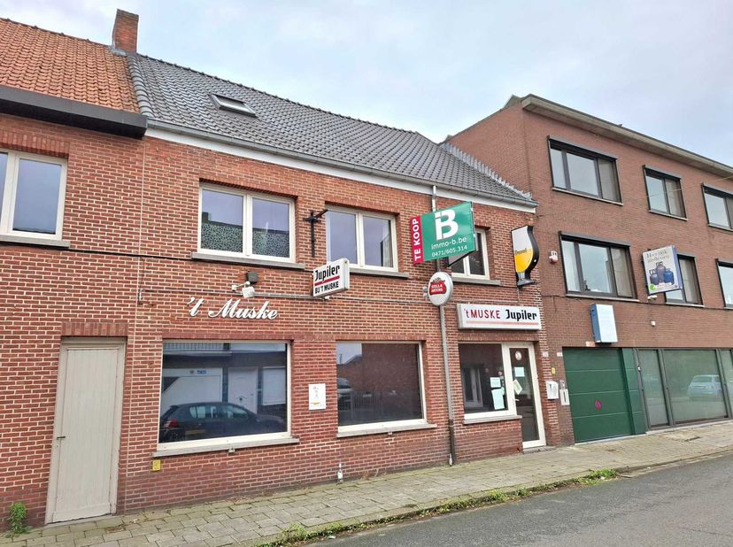 Handelspand met woonst te Geel bestaande op de gelijkvloerse verdieping uit een commerciële ruimte met toog , sanitair en bergingen (+/-162m²). <br />