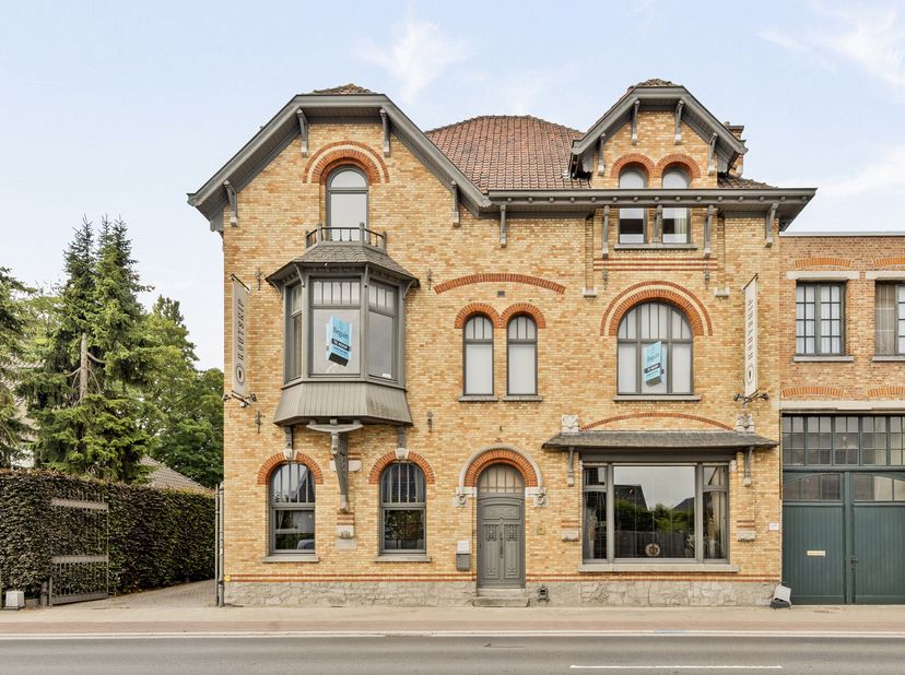 Maison de maître pleine de charme (établissement horeca) avec logement privé, idéalement située entre le centre de Waregem et Leie<br />
Idéale pour p