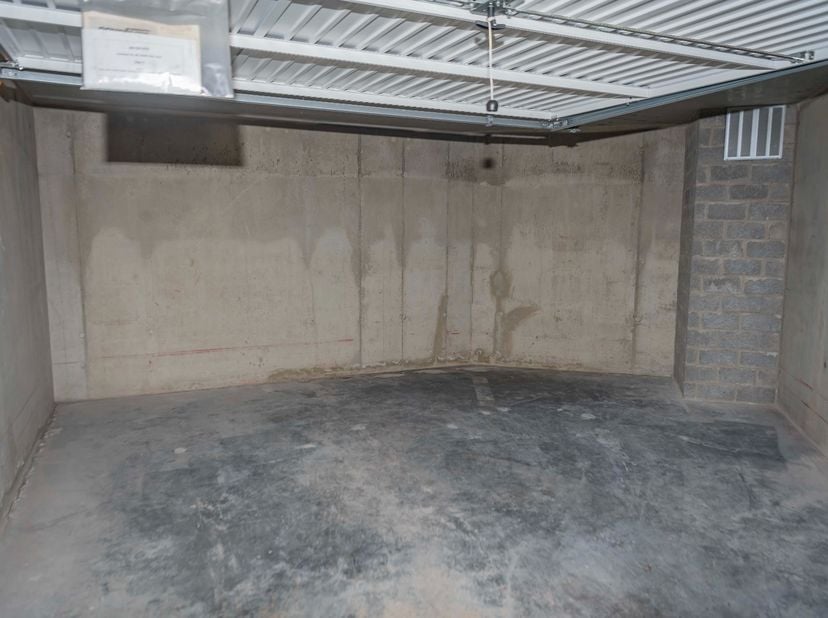 Centraal gelegen gesloten garagebox op 300 m van de Zeedijk.<br />
<br />
Toegankelijk via autolift.<br />
<br />
Zelfde box ook op tweede ondergronds