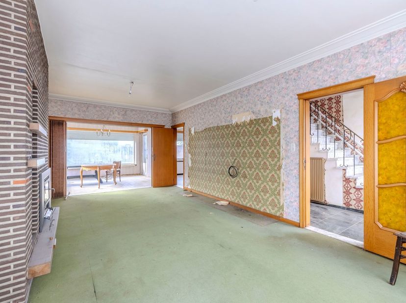 Maison spacieuse à rénover à 5a 50ca<br />
<br />
Ce spacieux développement ouvert sur un terrain de 5a 50ca offre de nombreuses opportunités pour c