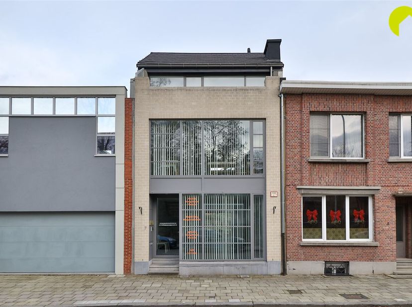 A Wilrijk, nous trouvons cette propriété qui peut servir à de nombreuses fins. Située à proximité de l'hôpital Sint-Augustinus, de la R11 et de la bre