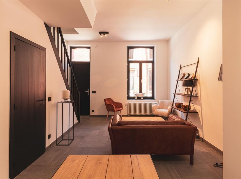 BEZOEK ENKEL AANVRAGEN VIA IMMODAVINCI.BE<br />
LIGGING:<br />
Deze woning is gelegen in een charmante straat dewelke deel uitmaakt van een karaktervo