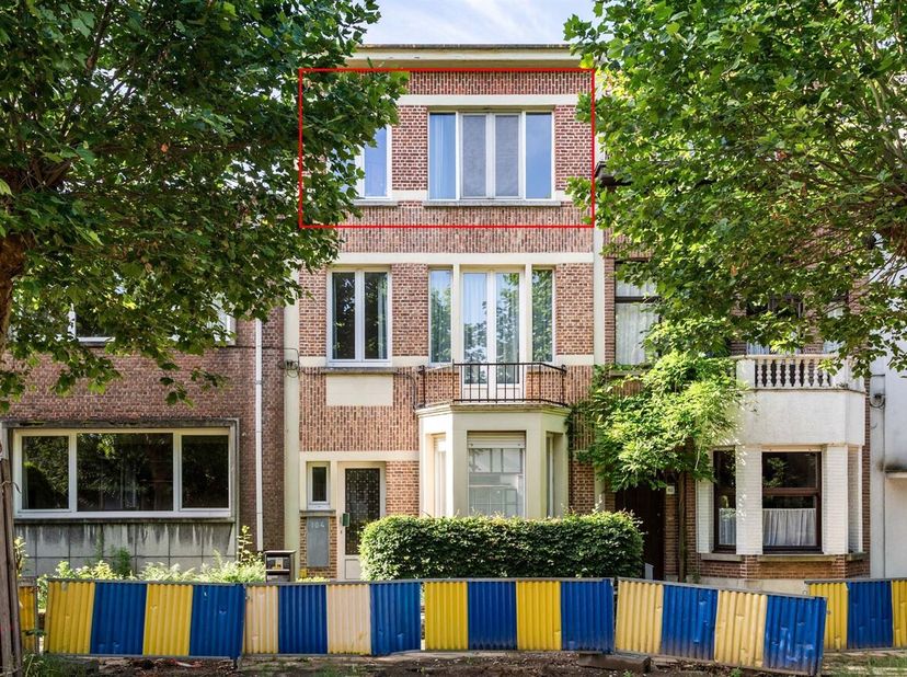Karaktervol appartement (61m²) voorzien van twee slaapkamers en een zonnig terras op toplocatie biedt een uitstekende opportuniteit voor eigen bewonin