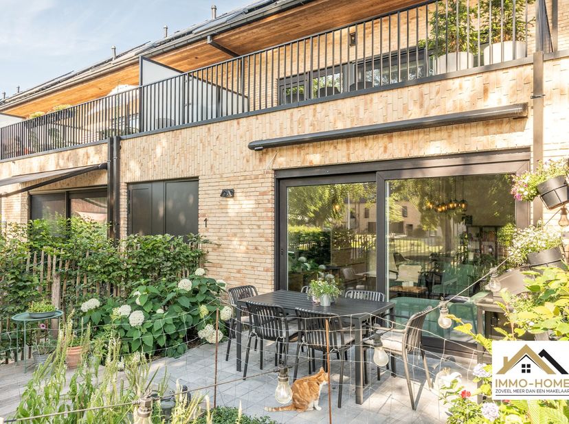 Dit moderne gelijkvloerse appartement vinden we terug op een bijzondere locatie aan een mooi parkje, vlakbij het centrum van Lokeren. Via je private i