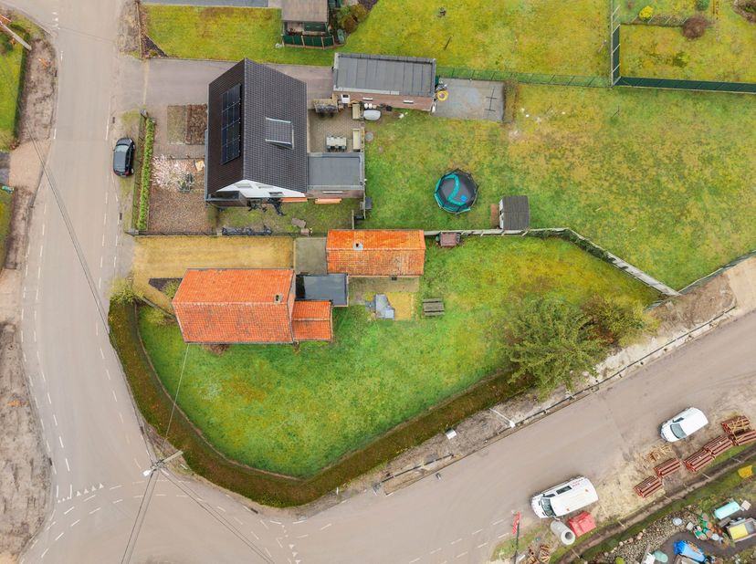 In een rustige, landelijke omgeving in het groene Zonhoven bevindt zich deze charmante woning op een mooi hoekperceel van 898 m². Een interessante opp