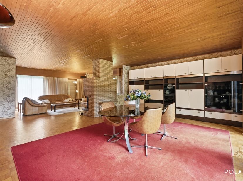 Verscholen op het einde van een doodlopende straat, midden in een uiterst residentiële omgeving, ligt deze tijdloze vrijstaande laagbouwvilla op een p