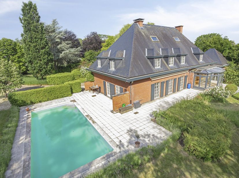 Villa élégante (584 m²) avec 7 chambres, 2 dressings, salle de bain et salle de douche, bureau + espace de travail, double garage, grenier, cave, gran