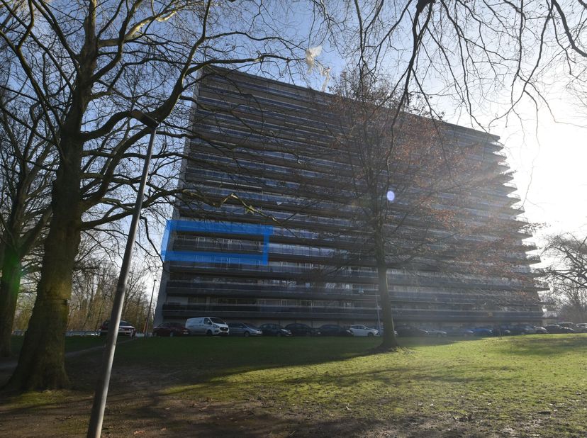 Op zoek naar een appartement met ruimte, potentieel én een topligging? Ontdek dit lichtrijke hoekappartement op de vierde verdieping, waar comfort en